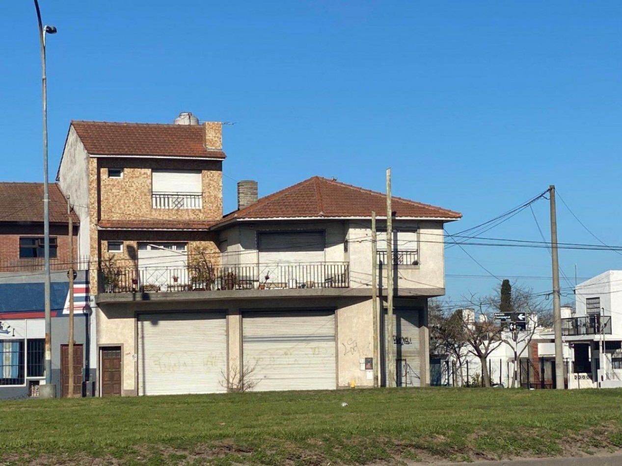 LOCALES c/deposito mas VIVIENDA de 4 ambientes. Ideal inversion!!!