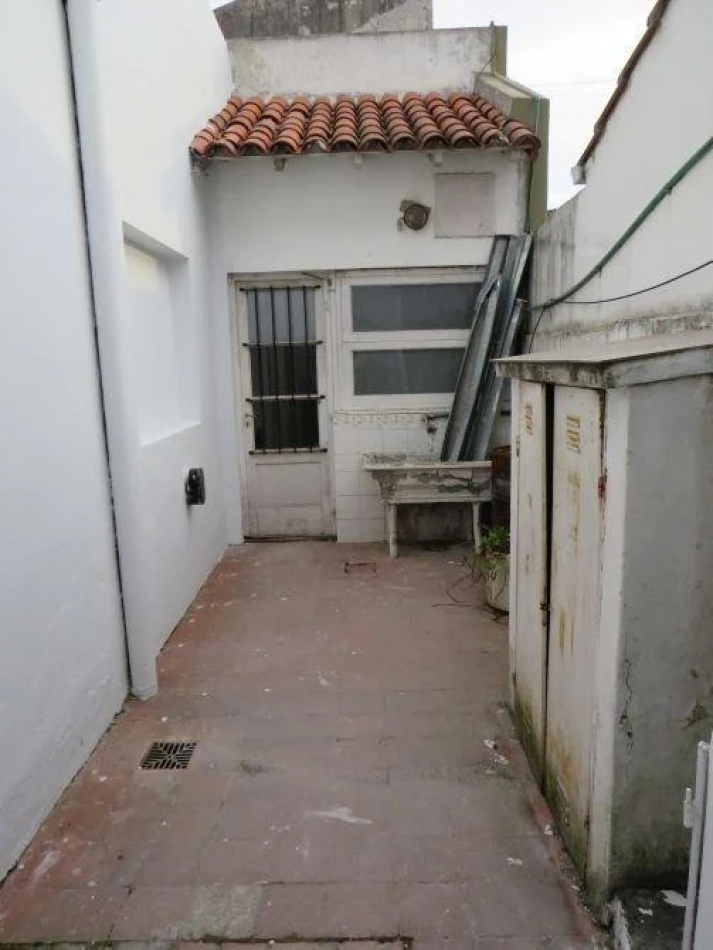 Local 8 m. Altura Mas Local Chico y Vivienda.
