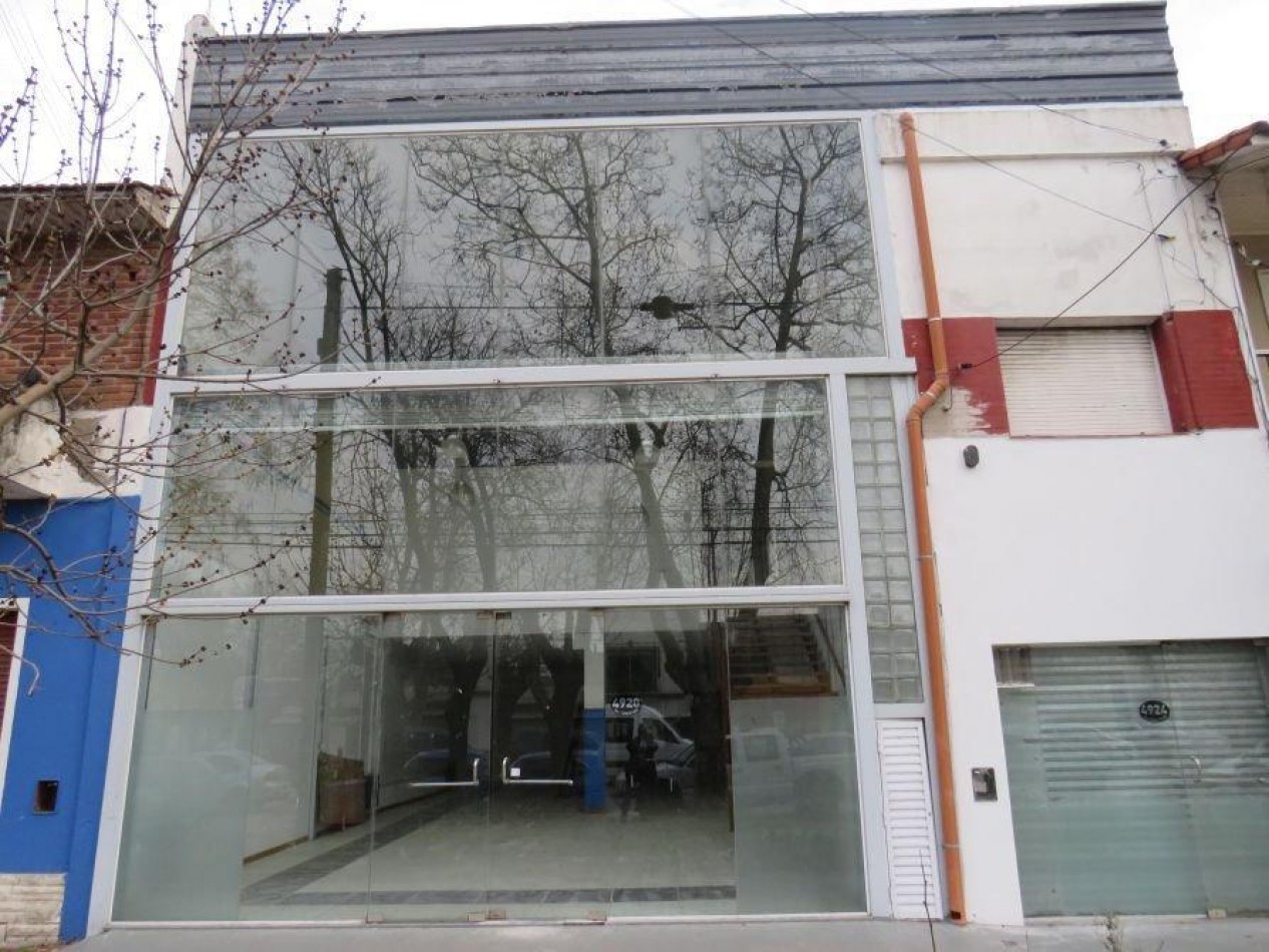 Local 8 m. Altura Mas Local Chico y Vivienda.