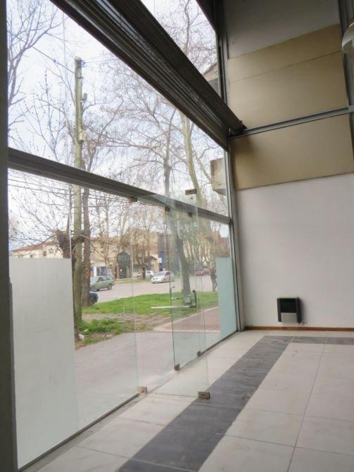 Local 8 m. Altura Mas Local Chico y Vivienda.