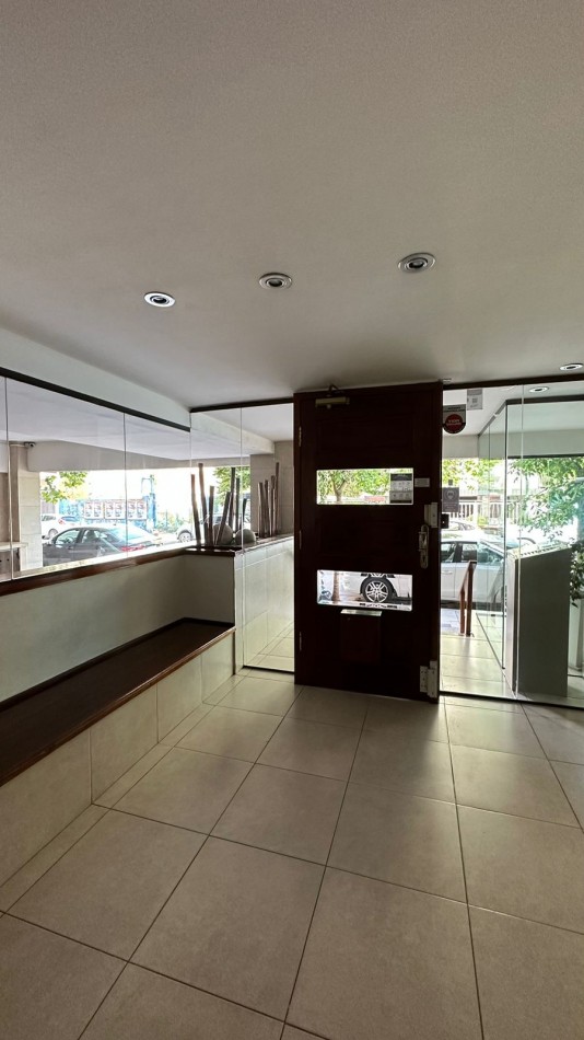 DEPARTAMENTO de 3 Ambientes c/BALCON a la calle. IMPECABLE!!