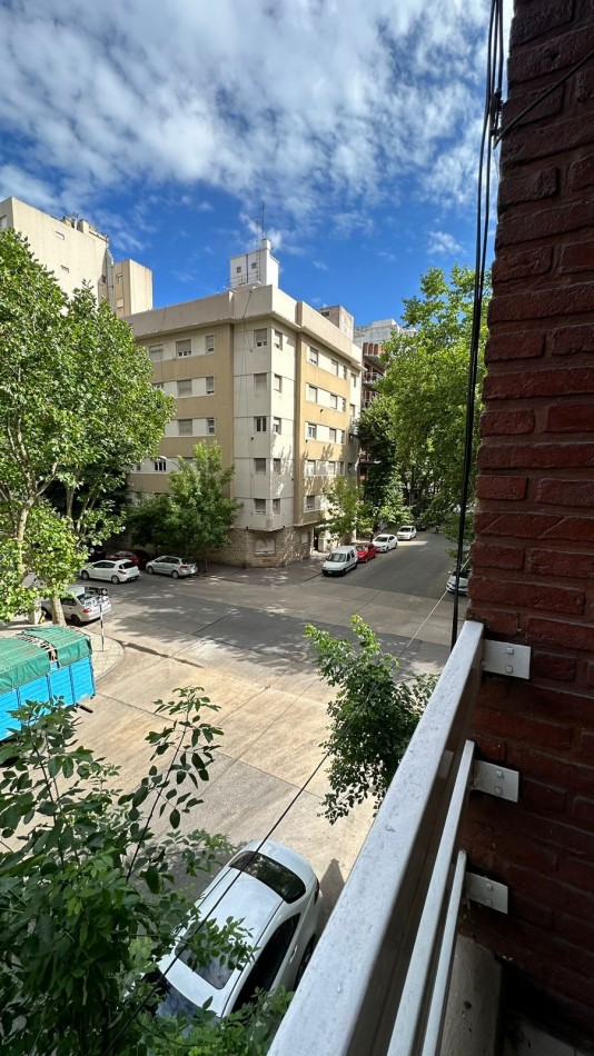 DEPARTAMENTO de 3 Ambientes c/BALCON a la calle. IMPECABLE!!