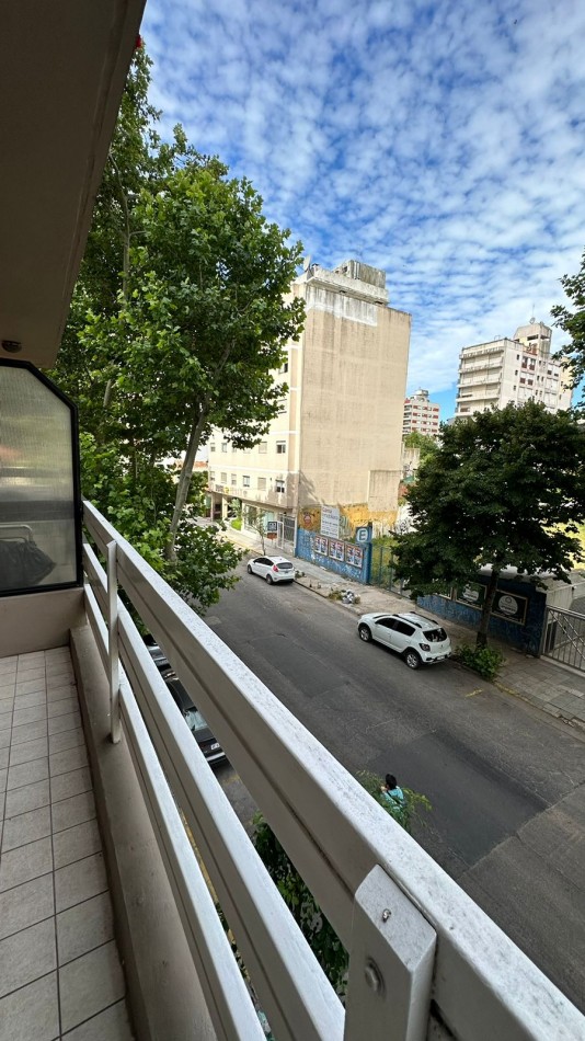 DEPARTAMENTO de 3 Ambientes c/BALCON a la calle. IMPECABLE!!