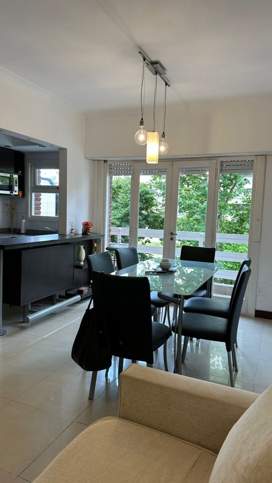 DEPARTAMENTO de 3 Ambientes c/BALCON a la calle. IMPECABLE!!