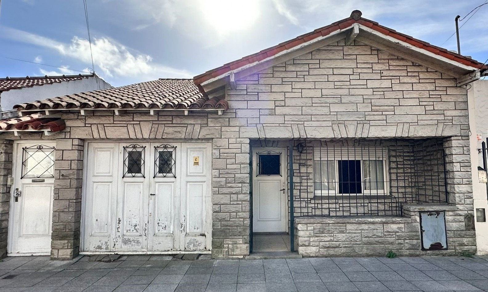 CHALET de 3/4 Ambientes c/GARAGE, PARQUE y PARRILLA