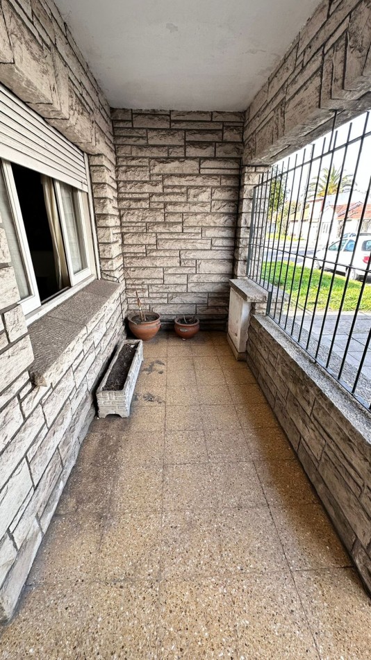 CHALET de 3/4 Ambientes c/GARAGE, PARQUE y PARRILLA
