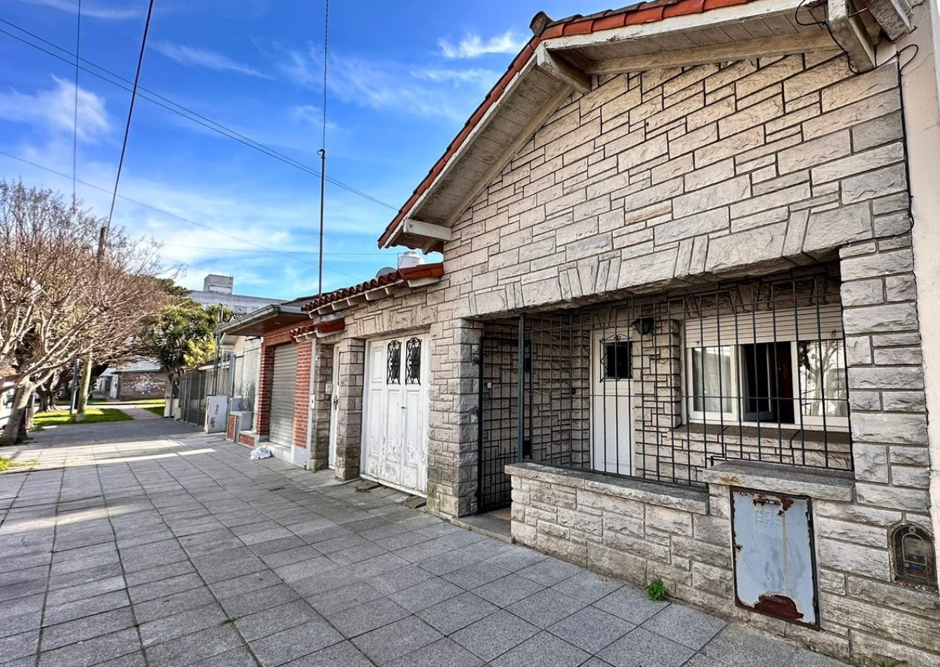 CHALET de 3/4 Ambientes c/GARAGE, PARQUE y PARRILLA