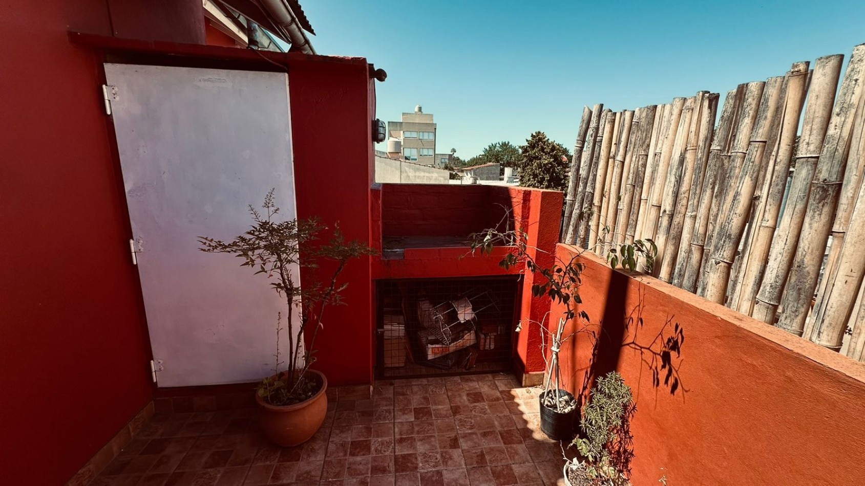PH 4 ambientes en Planta Alta Impecable estado. Permuta por menor valor.