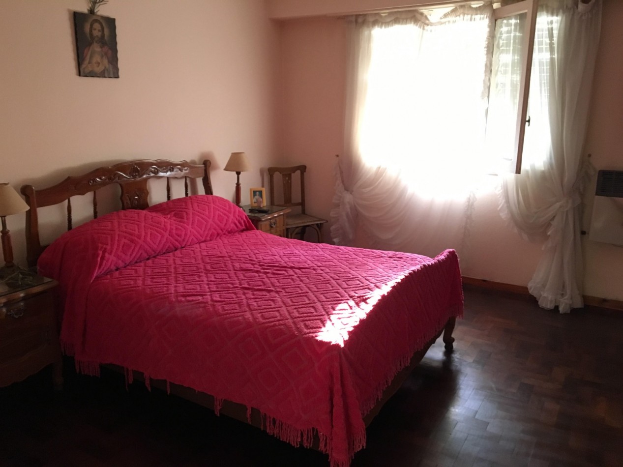 CHALET 4 AMBIENTES con Dep. de Servicio sobre lote de 1600 m2