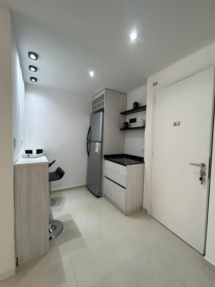 SEMIPISO 3 ambientes Amoblado c/BALCON al frente