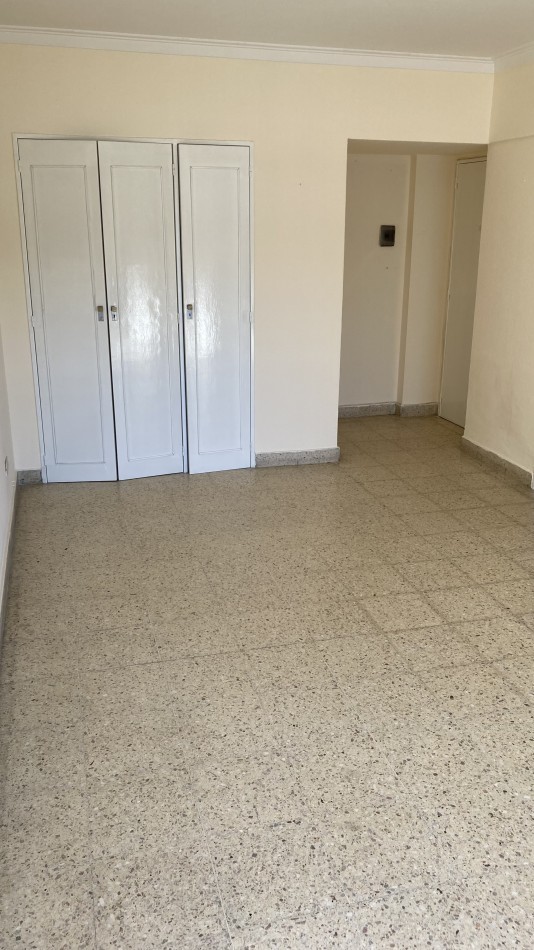 DEPARTAMENTO 1 Ambiente en contrafrente c/Balcon Frances