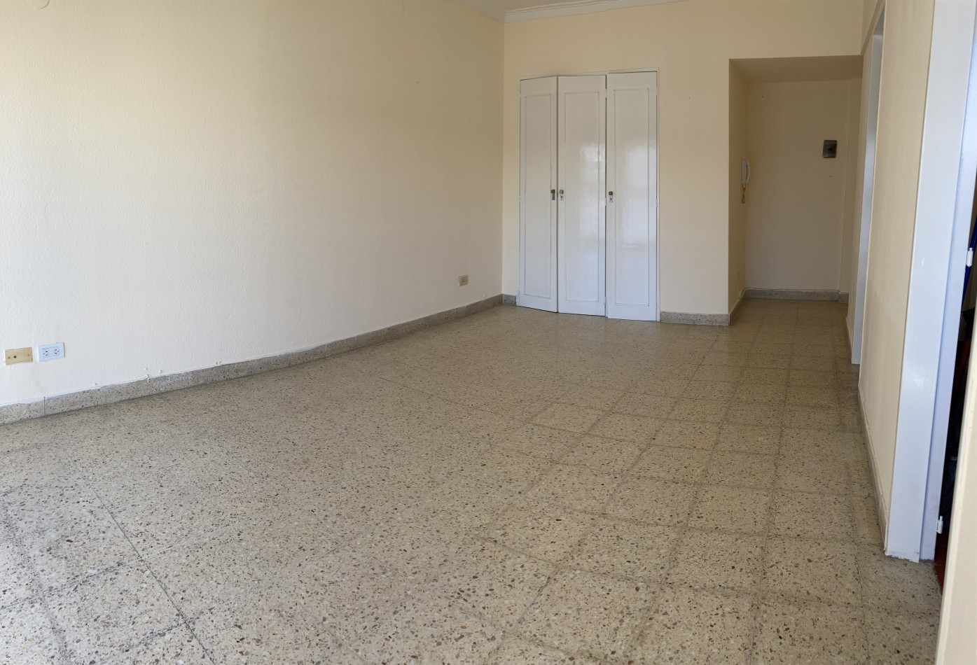 DEPARTAMENTO 1 Ambiente en contrafrente c/Balcon Frances