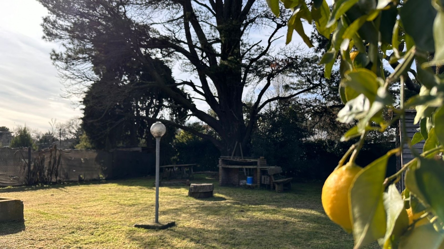 CASA de 4 AMBIENTES con PISCINA y GRAN PARQUE - Barrio El Sosiego -PERMUTA