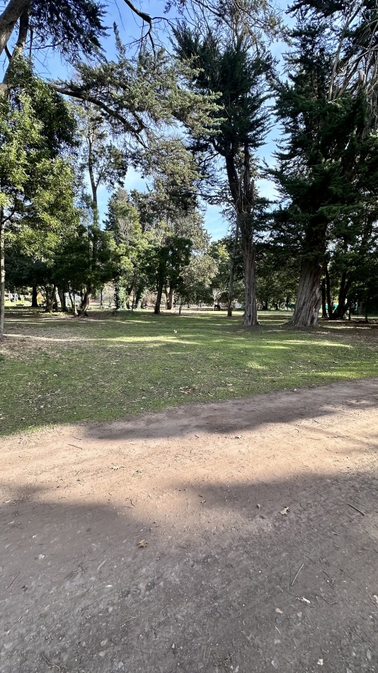 CASA de 4 AMBIENTES con PISCINA y GRAN PARQUE - Barrio El Sosiego -PERMUTA