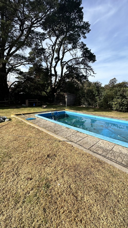 CASA de 4 AMBIENTES con PISCINA y GRAN PARQUE - Barrio El Sosiego -PERMUTA
