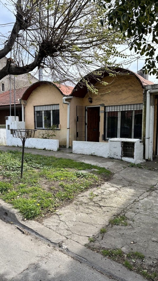 Casa de 4 ambientes al frente en PH.