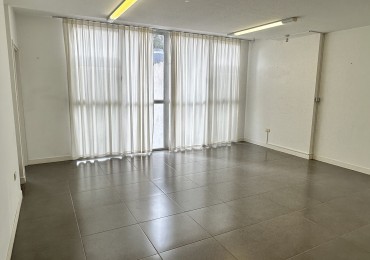 OFICINA c/PRIVADO, OFFICE, BANO y COCHERA semi cubierta.